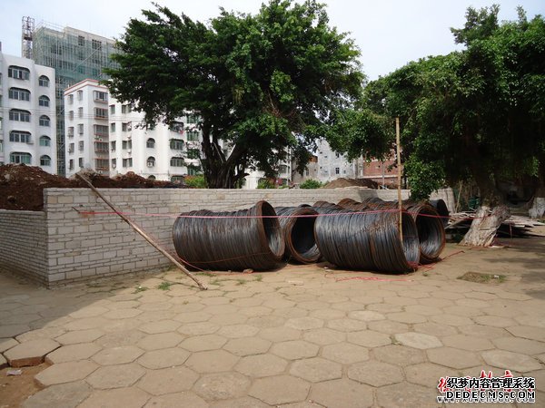 新建教学楼基地筑起围墙牵起红线确保安全。.JPG