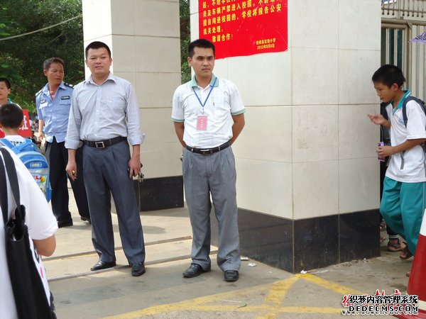 准时准点必有值日领导在校门口维持秩序.JPG