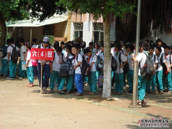 放学后以班级为单位,排好队,齐步离开校园。.JPG