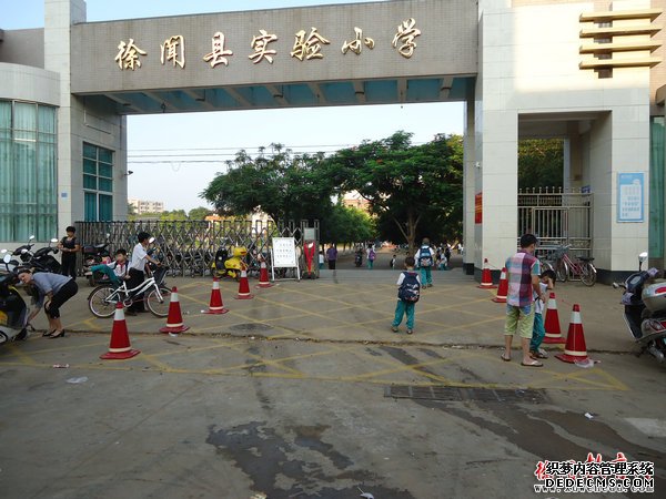 家长自觉把车放置警戒线外,为学校安全筑起一道屏障。.JPG